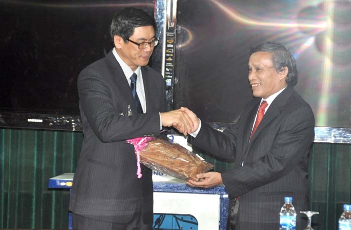 Đồng chí Cao Khoa-Chủ tịch UBND tỉnh tặng quà cho ngài đại sứ... là sản phẩm mỹ nghệ được làm từ cây quế Trà Bồng.