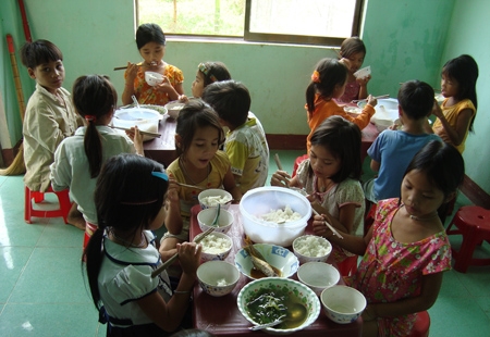 Bữa cơm nội trú Trường tiểu học Sơn Ba.