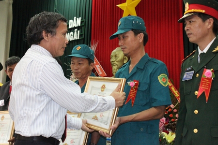Đồng chí Cao Khoa- Chủ tịch UBND tỉnh trao bằng khen cho các tập thể, cá nhân