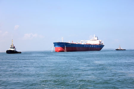 Chiếc tàu đang được lai dắt về bến của Công ty công nghiệp tàu thủy Dung Quất để tiếp tục hoàn thiện