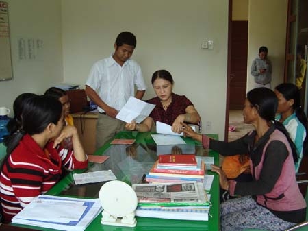Cán bộ hướng dẫn thủ tục hành chính về đăng ký khai sinh cho đồng bào dân tộc thiểu số huyện Tây Trà.     