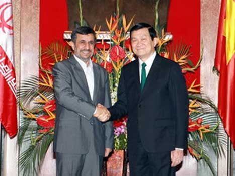  Chủ tịch nước Trương Tấn Sang đón Tổng thống Mahmoud Ahmadinejad. Ảnh: TTXVN