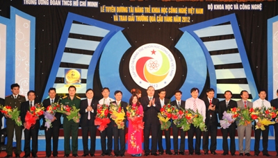 Phó Thủ tướng Nguyễn Thiện Nhân chúc mừng Hội đồng kết nối tài năng trẻ Việt Nam - Ảnh VGP/Từ Lương
