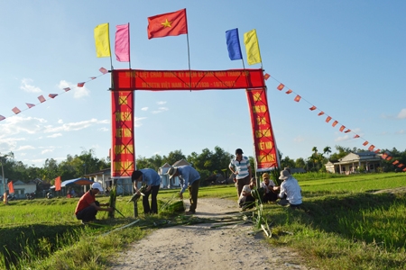 Thanh niên KDC số 2 thôn Thọ Trung, Tịnh Thọ dựng cổng chào cho ngày Hội đại đoàn kết toàn dân.                                                                                                                  Ảnh: XT