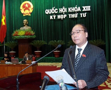 Phó Thủ tướng Nguyễn Xuân Phúc báo cáo Quốc hội về việc thực hiện các Nghị quyết của Quốc hội về chất vấn và trả lời chất vấn tại kỳ họp thứ 2 và thứ 3 - Ảnh: TTXVN