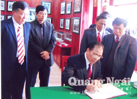 TBT Nông Đức Mạnh ghi cảm tưởng khi đến thăm Khu lưu niệm Thủ tướng Phạm Văn Đồng (tháng1/2009)