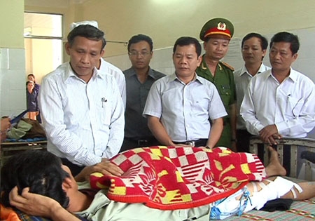 Chủ tịch UBND tỉnh Quảng Ngãi Cao Khoa - Trưởng Ban ATGT tỉnh Quảng Ngãi thăm hỏi nạn nhân tai nạn giao thông tại Bệnh viện đa khoa Quảng Ngãi.