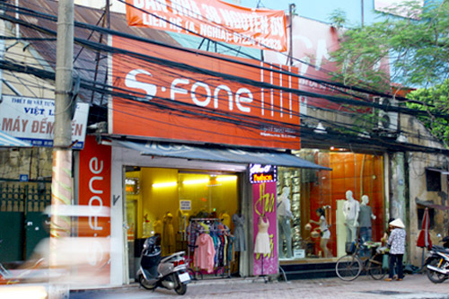 Nhiều cửa hàng của S-Fone chỉ còn treo mỗi bảng hiệu nhưng kinh doanh dịch vụ khác
