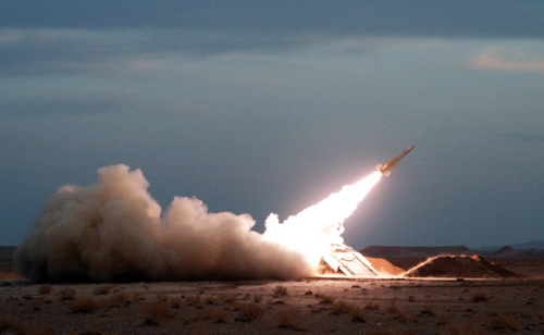Một tên lửa của Iran được bắn thử trong ngày 13.11 - Ảnh: AFP