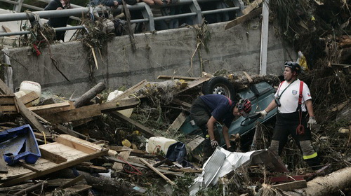 Tìm kiếm nạn nhân động đất ở Curanipe, Chile sau trận động đất tháng 3-2010 - Ảnh: Reuters