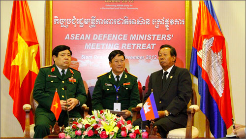 Bộ trưởng Bộ Quốc phòng Phùng Quang Thanh hội đàm với Phó Thủ tướng kiêm Bộ trưởng Quốc phòng Campuchia