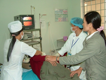 Cán bộ y tế Bệnh viện đa khoa Sơn Tịnh thực hiện kỹ thuật nội soi.