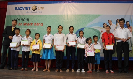 Đại diện lãnh đạo Sở LĐ-TB&XH và Bảo Việt Nhân thọ Quảng Ngãi trao học bổng cho các em học sinh