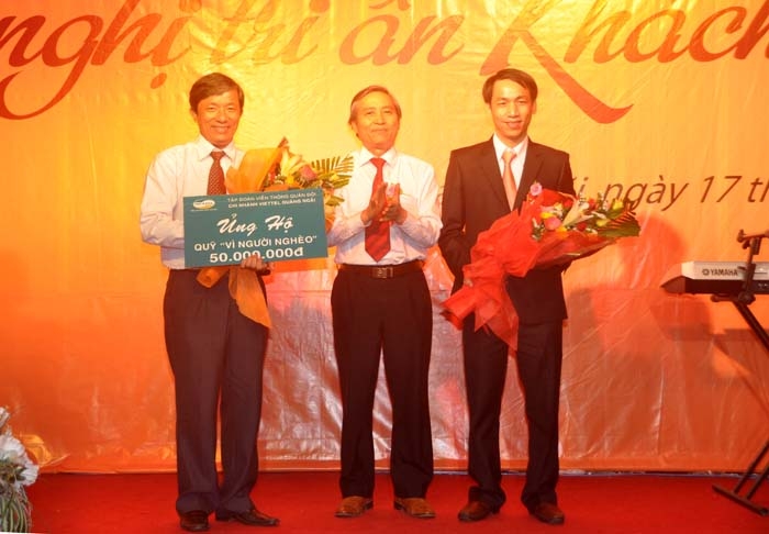Đại diện Vietel (phải) trao số tiền 50 triệu đồng vào Quỹ vì người nghèo Quảng Ngãi.