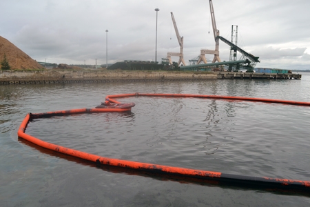 Đội ứng cứu của cảng PTSC đã khắc phục thành công sự cố tràn dầu từ tàu Racer Express