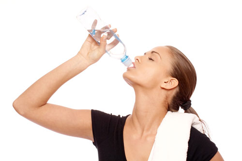  Một khi bị đau họng, bạn nên thường xuyên uống nước để giúp “tống khứ” vi khuẩn tích tụ trong cổ họng - Ảnh: Shutterstock