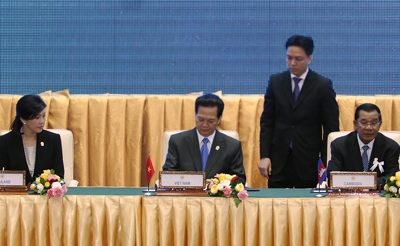 Lãnh đạo các nước ASEAN ký Tuyên bố Phnom Penh thông qua Tuyên bố Nhân quyền ASEAN. - Ảnh: VGP/Nhật Bắc