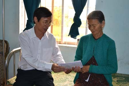Chủ tịch UBMTTQVN tỉnh Nguyễn Minh Tuấn thăm và tặng quà cho Mẹ VNAH Nguyễn Thị Hoàng, xã Hành Thịnh (Nghĩa Hành).       Ảnh: M.HOA