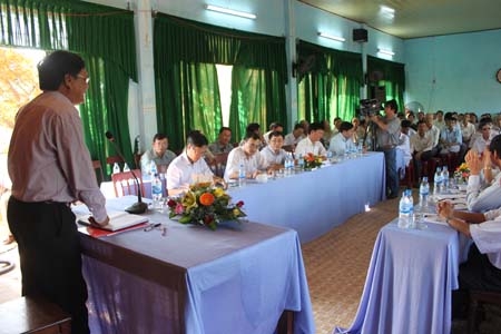  Bí thư Thành ủy Nguyễn Chín tiếp xúc đối thoại với nhân dân phường Chánh Lộ.                                                                                                             Ảnh: T.L