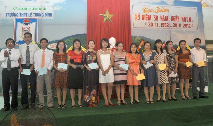 Thầy Huỳnh Dân-Hiệu trưởng Trường THPT Lê Trung Bình khen thưởng cho các giáo viên đoạt danh hiệu giáo viên dạy giỏi cấp trường.