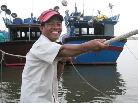 “Hiệp sỹ” Nguyễn Dương với hai chiếc tàu cá đã cùng anh đối mặt với cuồng phong