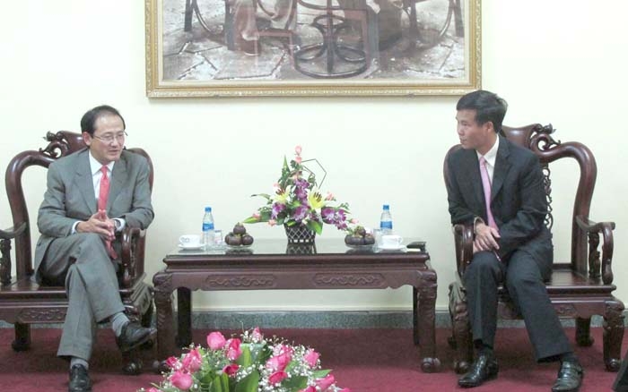 Bí thư Tỉnh ủy Quảng Ngãi Võ  Văn Thưởng (bên phải) tiếp Công sứ Nhật Bản Suzuki Hideo.     