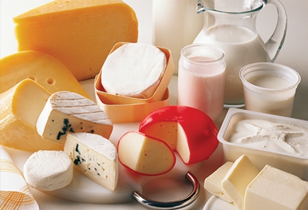 Sữa và các chế phẩm từ sữa giàu canxi dễ hấp thụ.