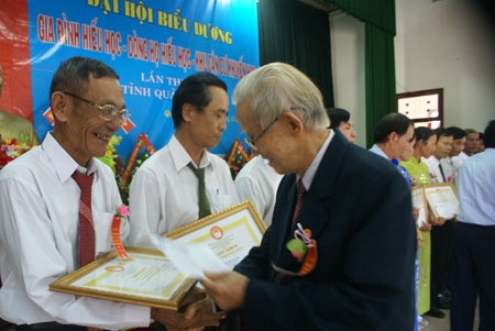 Chủ tịch Hội khuyến học tỉnh Từ Tân Vũ trao giấy khen cho các gia đình, dòng họ hiếu học.