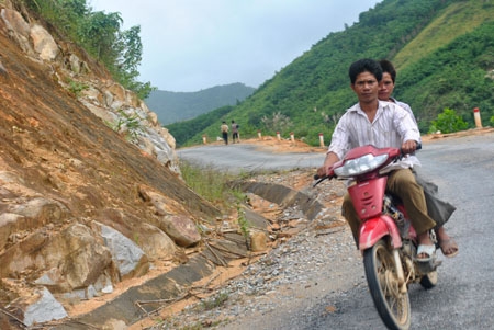  Người dân tham gia giao thông không đội mũ bảo hiểm trên tuyến đường liên xã Sơn Mùa - Sơn Liên.