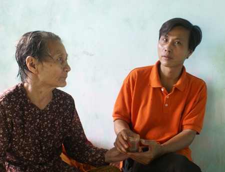 Bà cụ Cho và con trai Phạm Văn Tuyền.