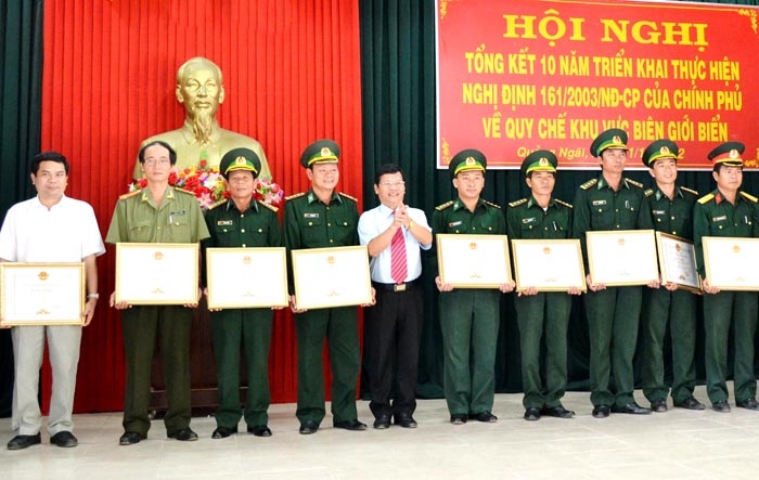 Phó Chủ tịch UBND tỉnh Lê Viết Chữ tặng bằng khen cho các tập thể.
