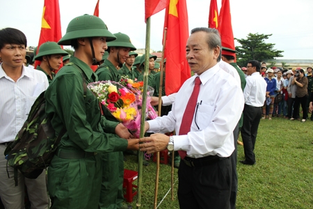 Năm 2012, tỉnh ta hoàn thành chỉ tiêu giao  2.650 quân cho 13 đơn vị. Trong ảnh: đồng chí Nguyễn Minh- Phó Bí thư Tỉnh ủy chúc mừng tân binh lên đường nhập ngũ