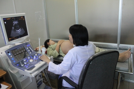 Bác sĩ của Bệnh viện Đa khoa Quảng Ngãi đang thực hành sử dụng máy siêu âm 4D