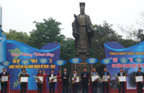  Ông Nguyễn Đắc Vinh - Tân Bí thư thứ nhất TW Đoàn trao bằng khen cho đại diện các khối đối tượng tham gia cuộc thi tìm hiểu "Hà Nội - Điện Biên Phủ trên không"
