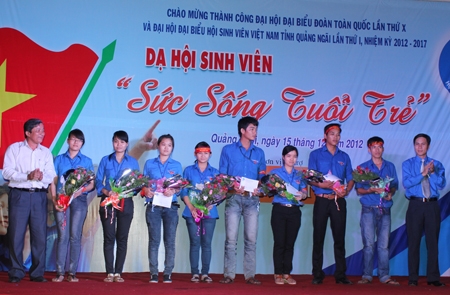 Đồng chí Lê Văn Sáu- Phó Chủ tịch Ub MTTQVN tỉnh và Đặng Minh Thảo- Phó Bí thư Tỉnh đoàn trao học bổng cho các sinh viên