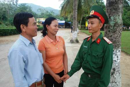 Vợ chồng ông Nguyễn Thái Bình, ở  xã Sơn Hạ (Sơn Hà) động viên con an tâm nhận nhiệm vụ mới.