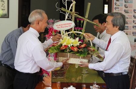 Đồng chí Phó Chủ tịch UBND tỉnh Lê Quang Thích tặng hoa chúc mừng tại Giáo xứ Quảng Ngãi