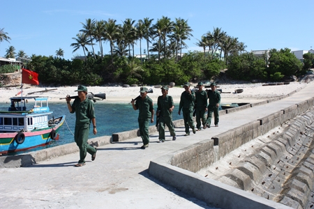 Lực lượng Dân quân tự vệ tuần tra bảo vệ đảo Bé (Lý Sơn).                          Ảnh: T.L