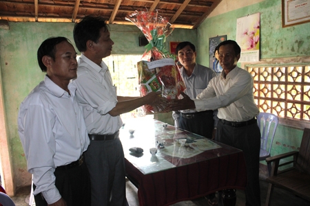 Thăm, tặng quà tại gia đình ông Đỗ Khánh ở thôn Cộng Hòa 2, xã Tịnh Ấn Tây, Sơn Tịnh