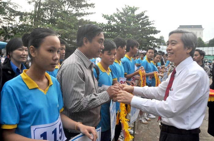 Phó Chủ tịch UBND tỉnh Lê Quang Thích tặng cờ cho các đoàn VĐV.