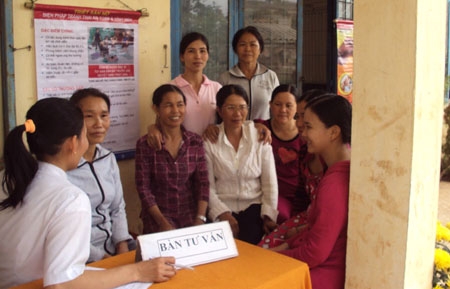 Chị em phụ nữ xã Bình Thạnh (Bình Sơn) được tư vấn kiến thức về sức khỏe sinh sản, DS-KHHGĐ.