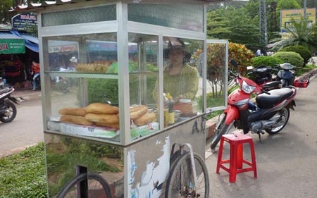 Trong khi chờ được hưởng tiền BHTN để tìm kiếm việc làm mới, chị Nguyễn Thị Quýt phải đi bán bánh mì để mưu sinh.