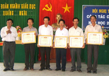 Ông Thái Văn Đồng - Giám đốc Sở Giáo dục và Đào tạo trao giấy khen cho các cá nhân có thành tích xuất sắc trong hoạt động công đoàn.