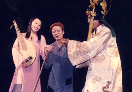 Nghệ sĩ Trịnh Công Sơn (bên phải) cùng với vợ trong vở “Thoại Khanh - Châu Tuấn”.   Ảnh: P.LÝ