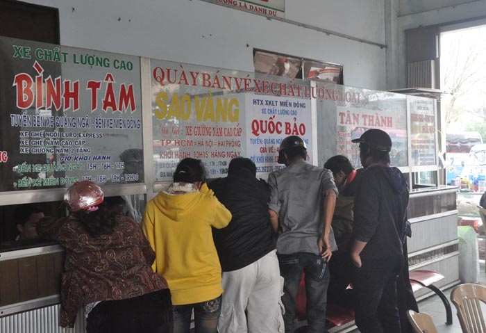 Người dân tìm mua vé xe Tết tại bến xe Quảng Ngãi.