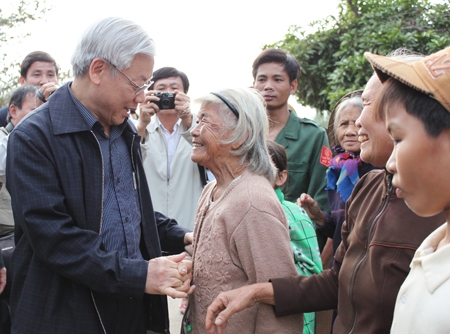 Tổng Bí thư Nguyễn Phú Trọng thăm hỏi nhân dân xã Tịnh Kỳ (Sơn Tịnh).
