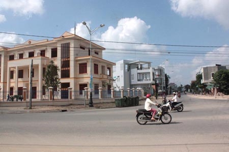  Ngã tư đường Nguyễn Tự Tân nối dài vừa hoàn thành đưa vào sử dụng tạo bộ mặt khang trang cho thành phố.