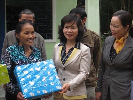 Chủ tịch Hội LHPN tỉnh Phạm Thị Thu Trang trao quà cho hội viên phụ nữ nghèo ở xã Nghĩa Thuận (Tư Nghĩa).