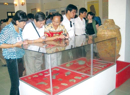 Hiện vật của nền văn hóa Sa Huỳnh trưng bày tại Bảo tàng tổng hợp tỉnh.                                    Ảnh: Thanh Thuận