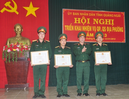 Thiếu tướng Nguyễn Ngọc Ân,  Chỉ huy trưởng Bộ chỉ huy quân sự tỉnh trao bằng khen của UBND tỉnh cho cá tập thể, cá nhân có thành tích xuất sắc